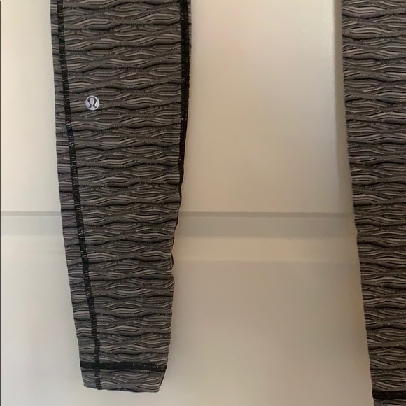 Lulu lemon mid rise leggings - Picture 3 of 3